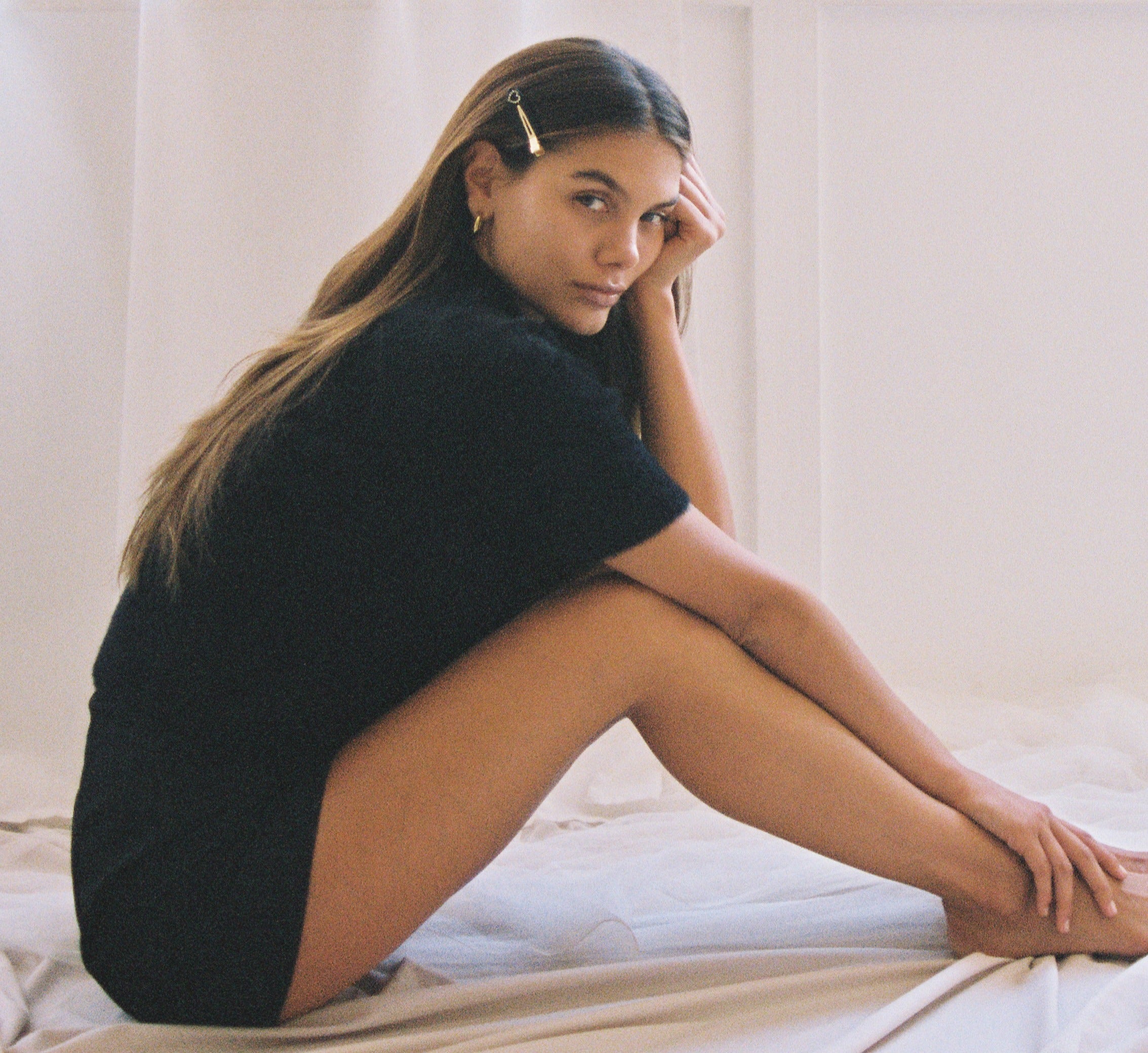 accessoire cheveux de type barrettes plates faites en france en acétate de cellulose couleur noir avec coeur cristaux de swarovski