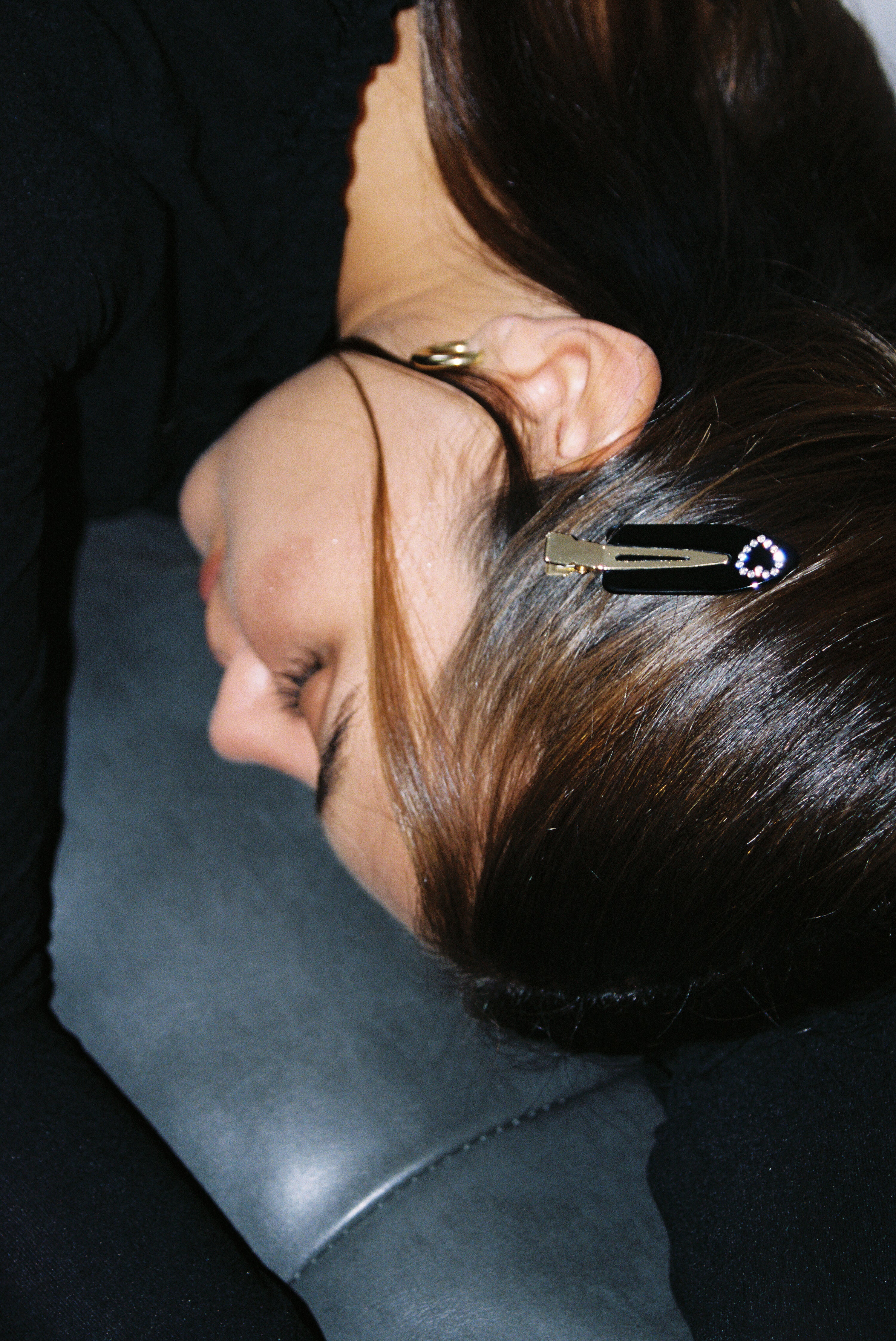 accessoire cheveux de type barrettes plates faites en france en acétate de cellulose couleur noir avec coeur cristaux de swarovski