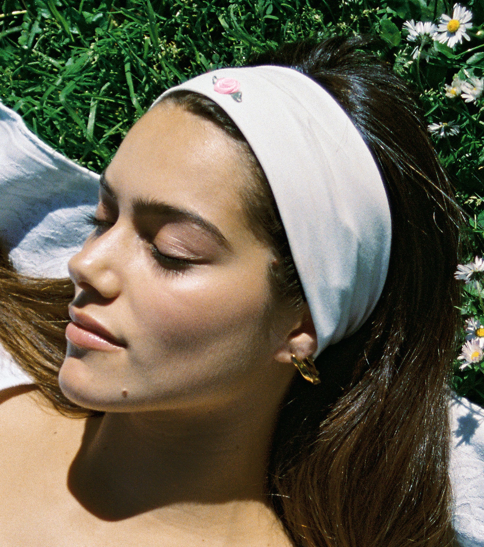 accessoire de cheveux type bandeau fait en france de couleur crème avec fleur rose