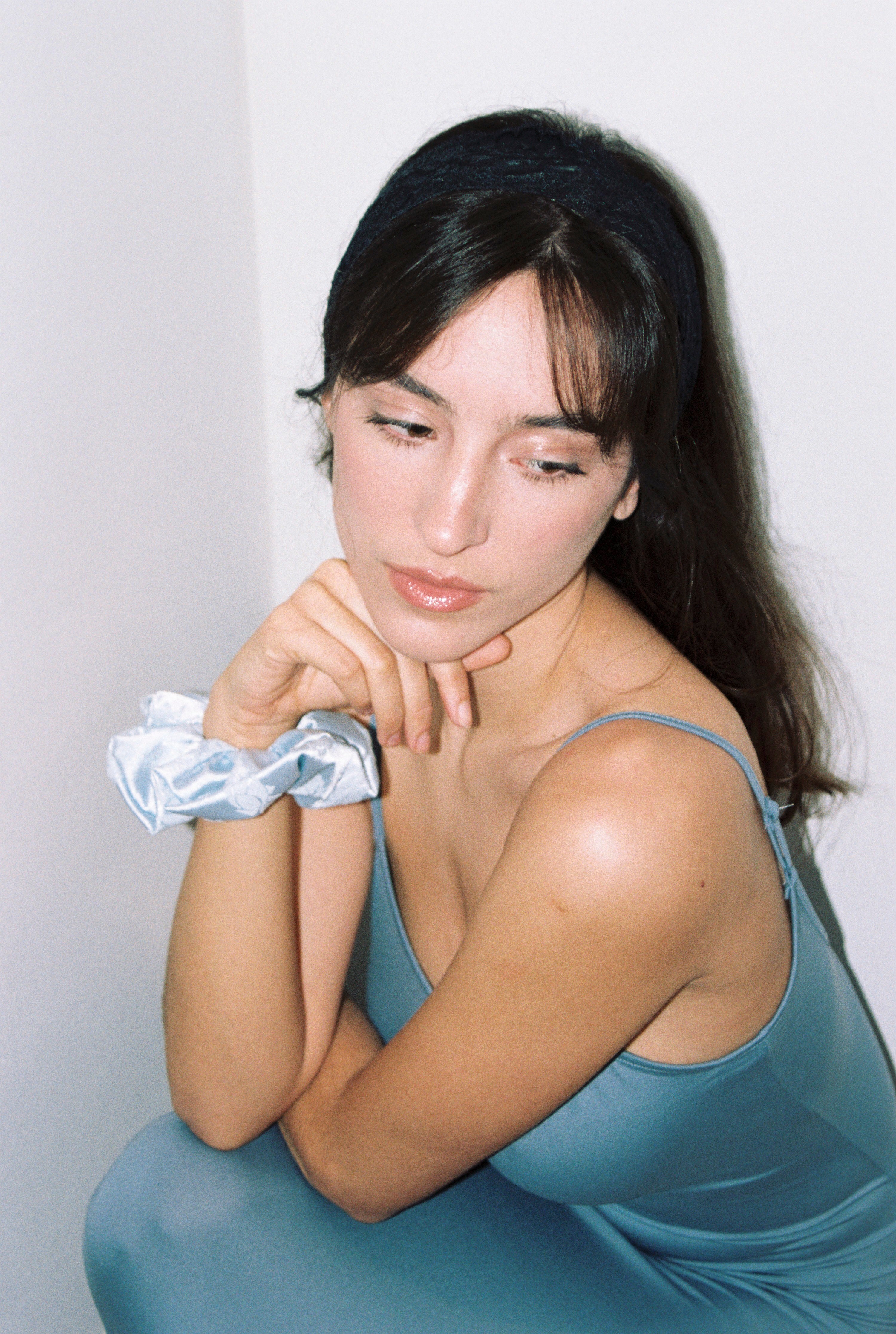 accessoire cheveux de type bandeau dentelle de calais fait en france de couleur bleu marine