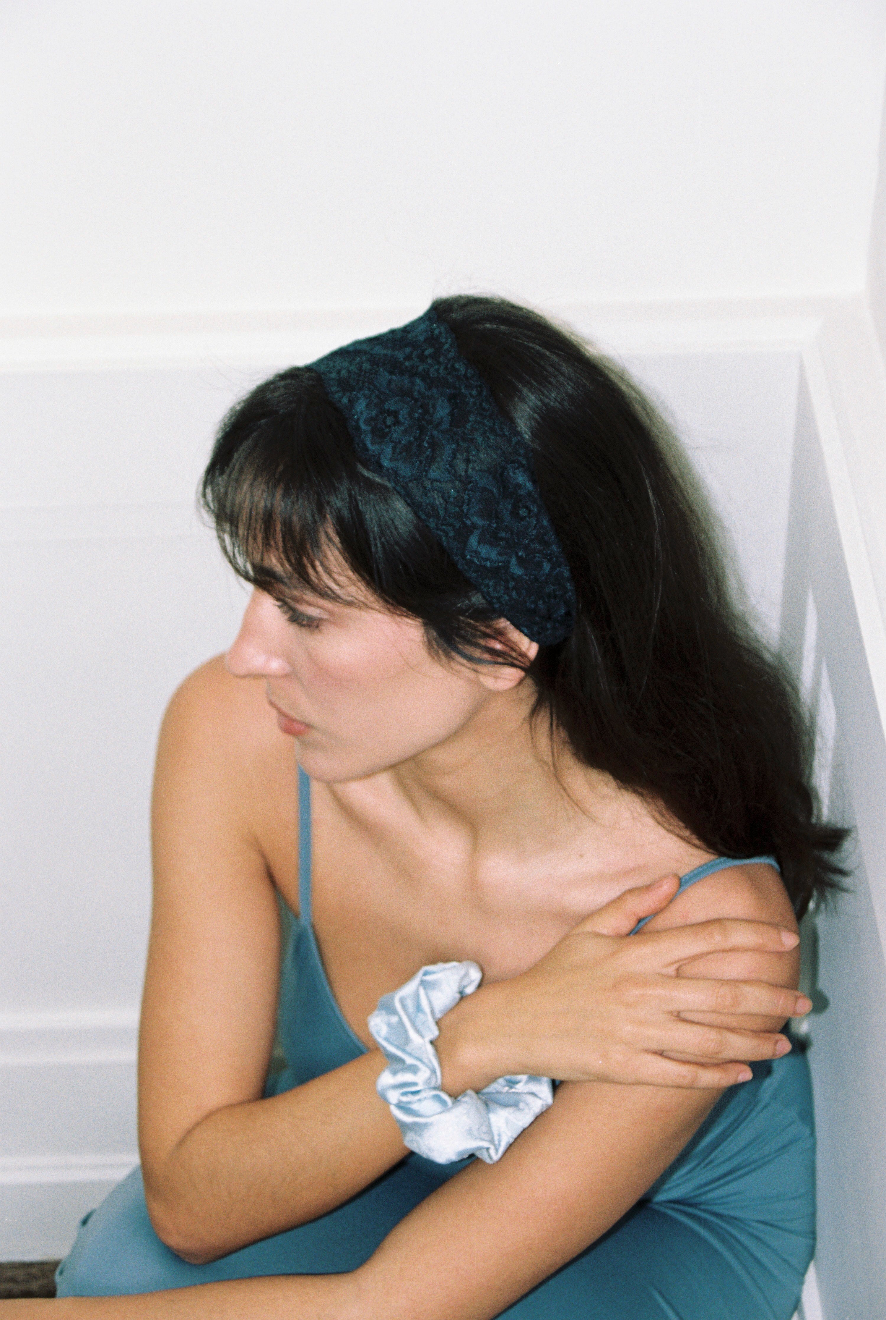 accessoire cheveux de type bandeau dentelle de calais fait en france de couleur bleu marine