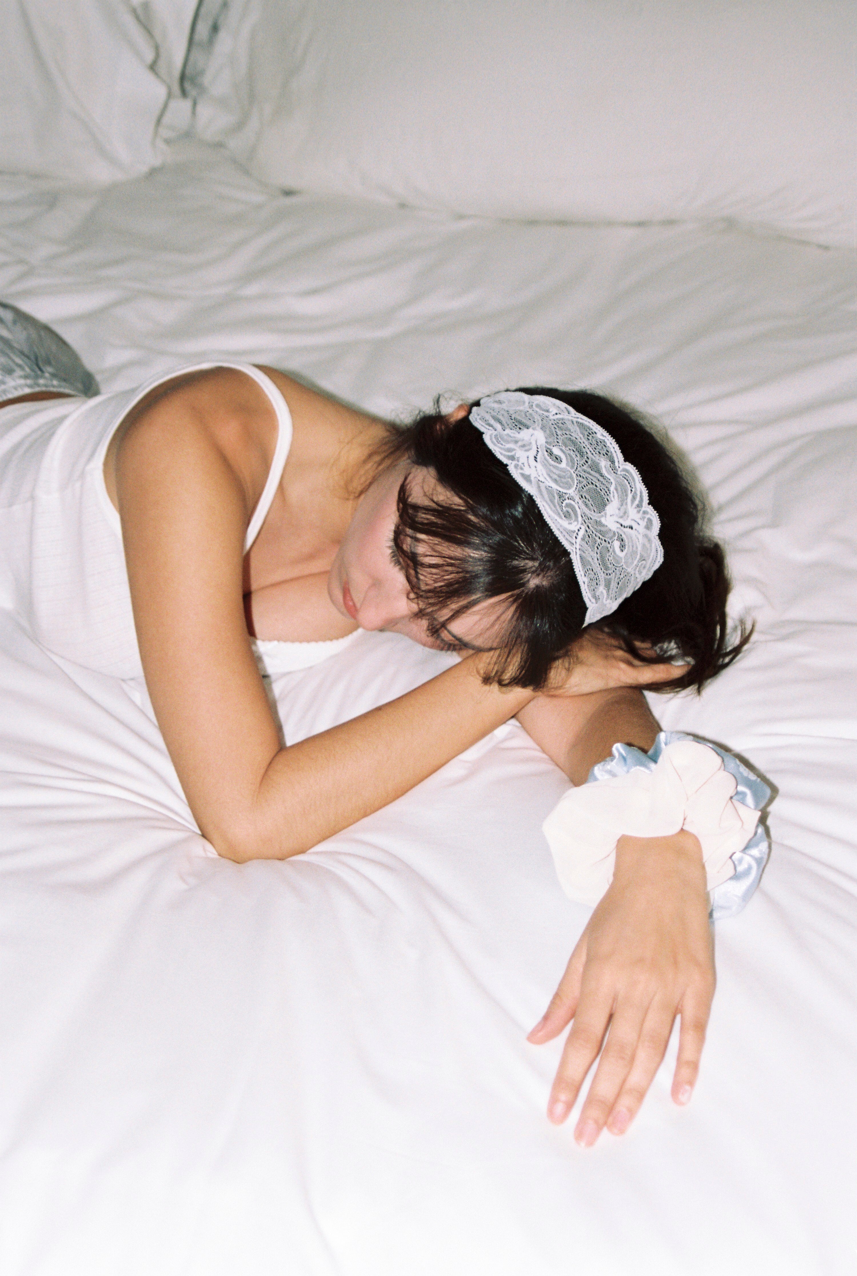 accessoire cheveux de type bandeau dentelle de calais fait en france de couleur bleu clair