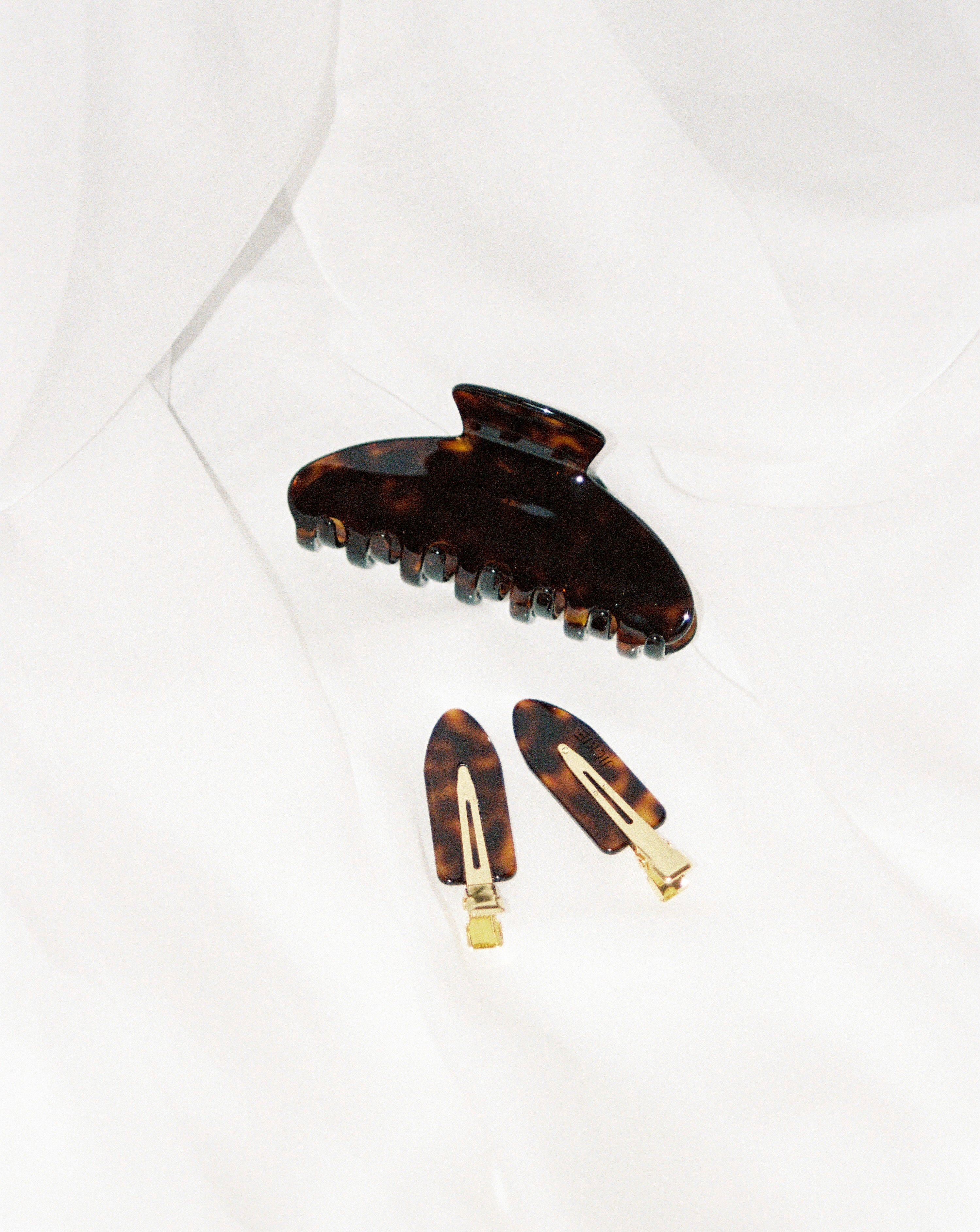 Pince à cheveux et barrettes plates faites en France, fabriquées en acétate de cellulose dans nos ateliers Français à la main, idéales pour retenir vos mèches de cheveux pendant l'application de vos soins de peau ou pendant votre maquillage. Ces barrettes ne laissent pas de traces ou de plis dans les cheveux et sont faites en France.