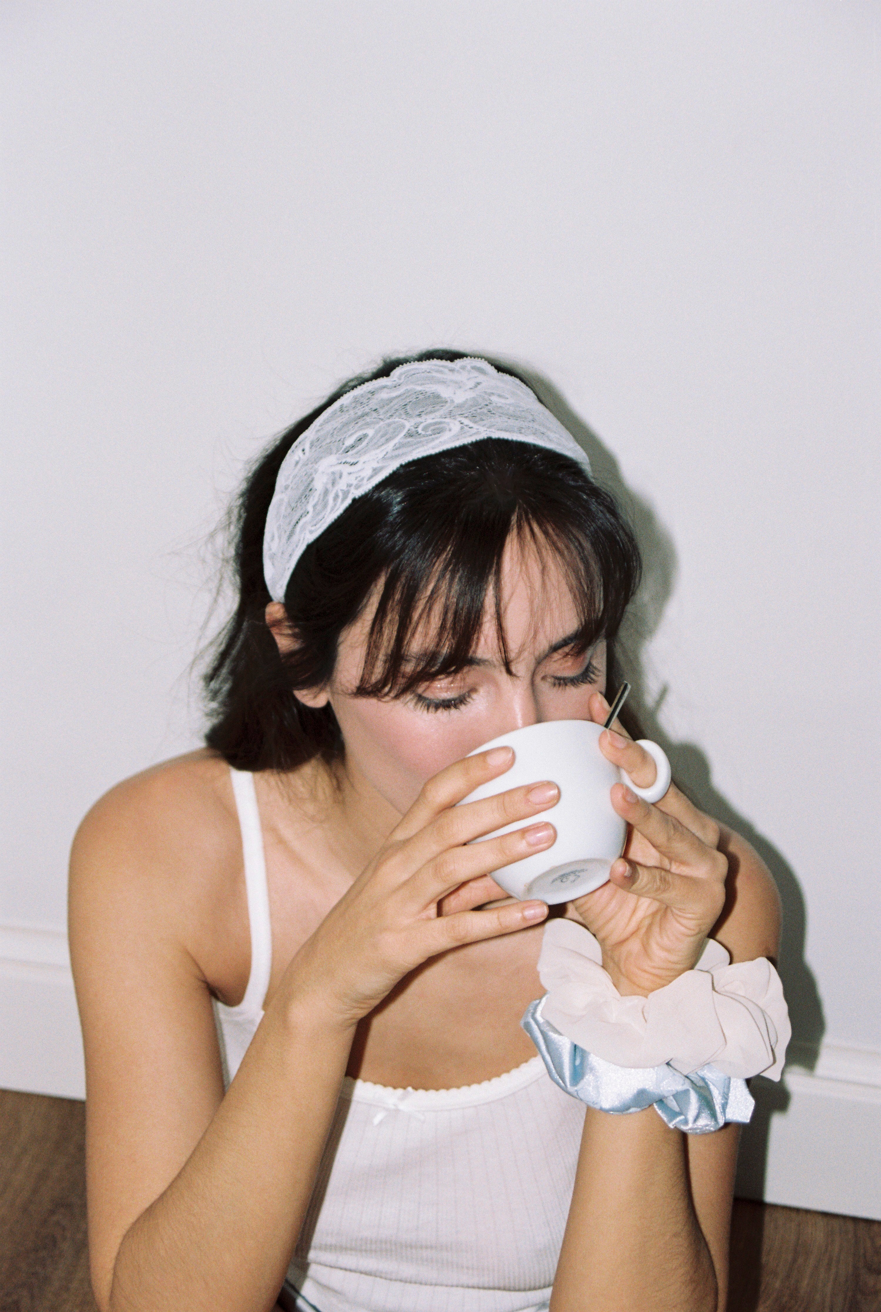 accessoire cheveux de type bandeau dentelle de calais fait en france de couleur bleu clair