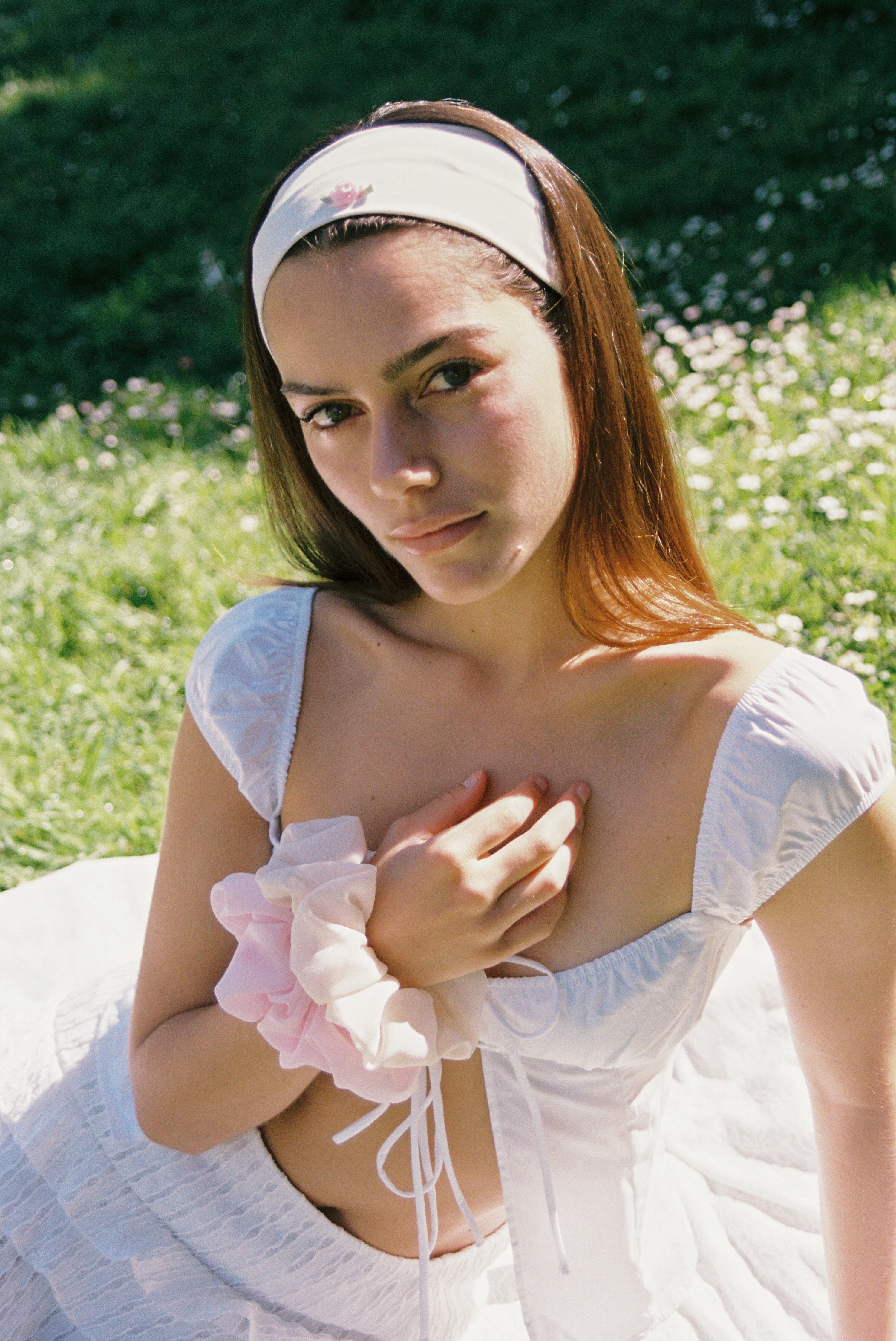accessoire de cheveux type bandeau fait en france de couleur crème avec fleur rose